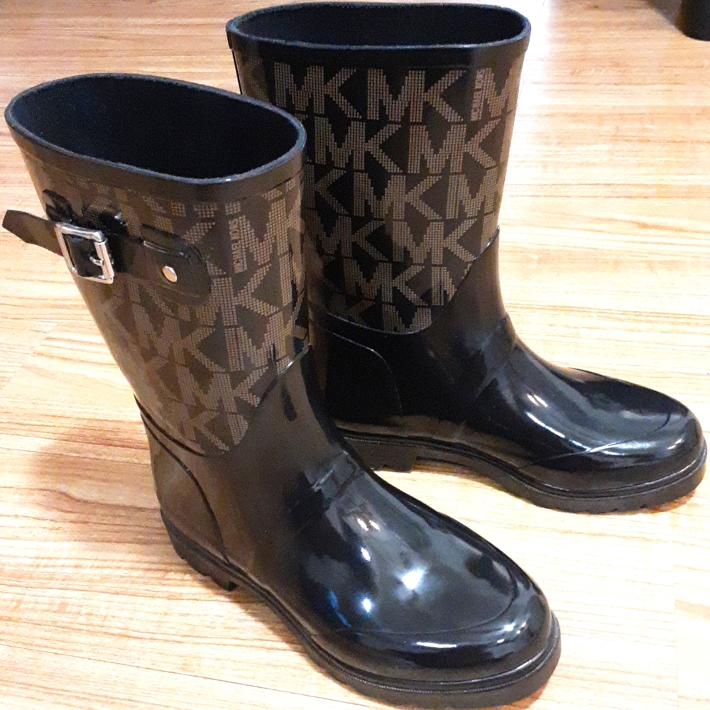 ❤❤❤MICHAEL KORS WOMENS RAINBOOTS SIZE 8❤❤❤